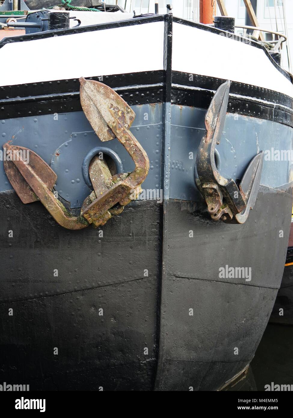 Zwei Anker am Bug des Schiffes Stockfoto