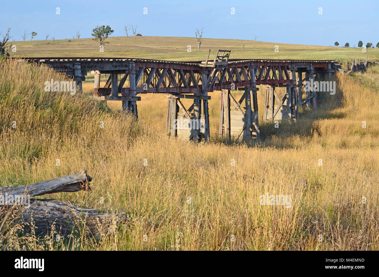 Alten, verlassenen hölzerne Eisenbahnbrücke auf Cunningar Road, in der Nähe von Boorowa, Central West NSW, Australien Stockfoto