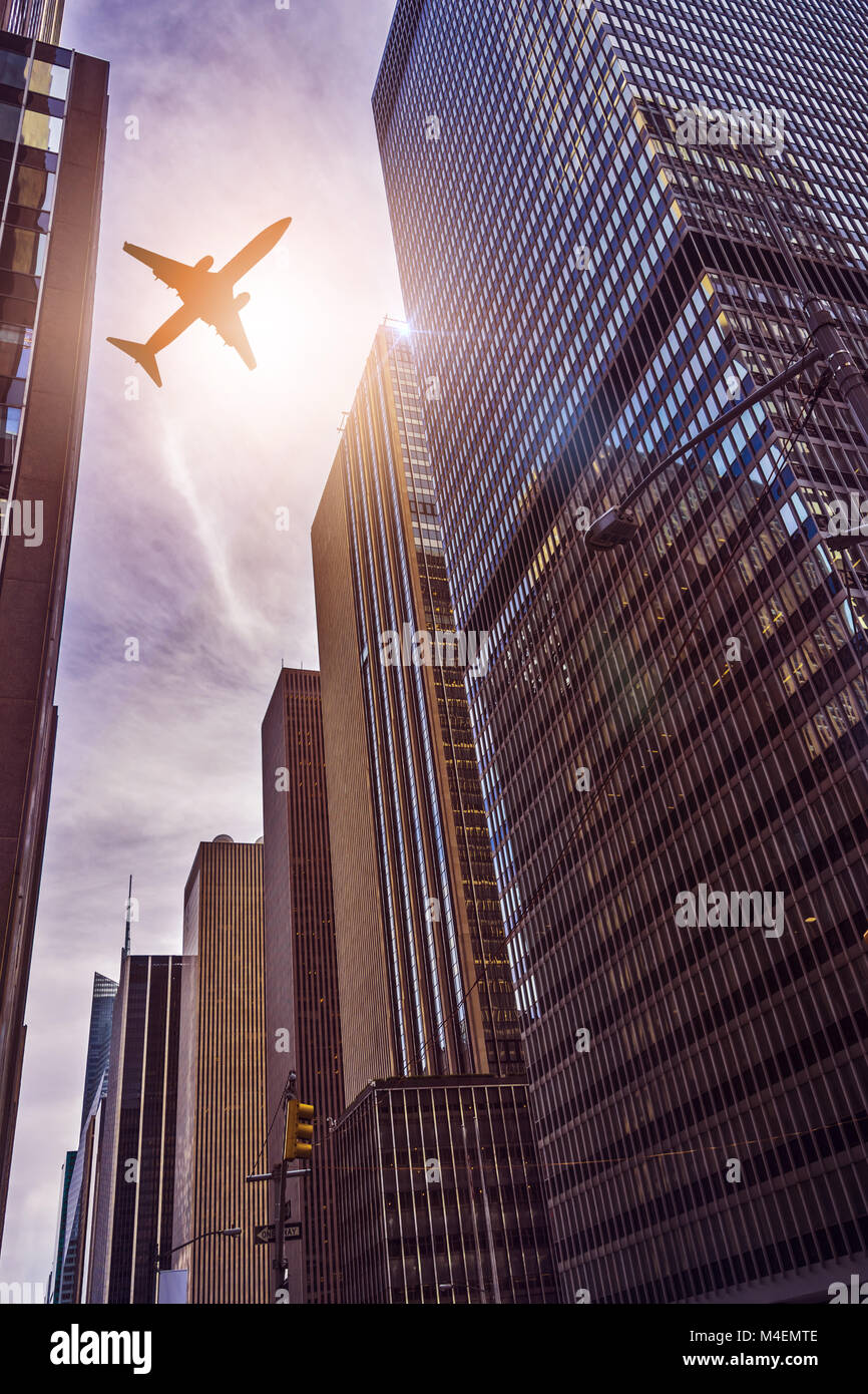 Flugzeug über Bürotürmen Stockfoto