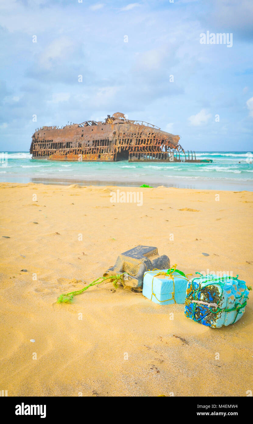 Umweltverschmutzung Konzept mit Detail von Kunststoffflaschen am Strand Stockfoto