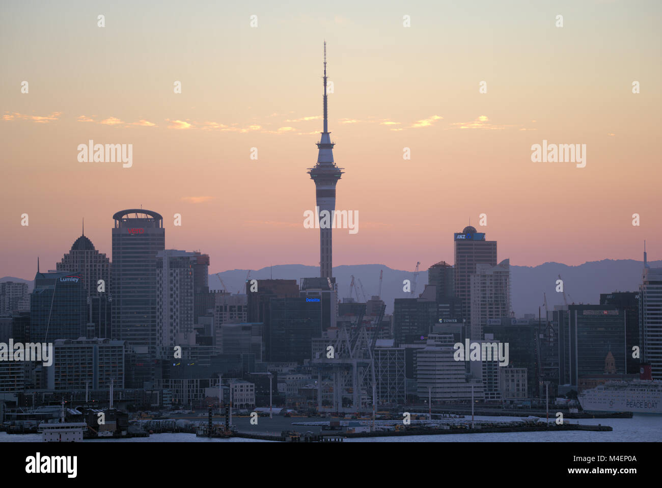 Die Stadt Auckland bei Sonnenuntergang Stockfoto