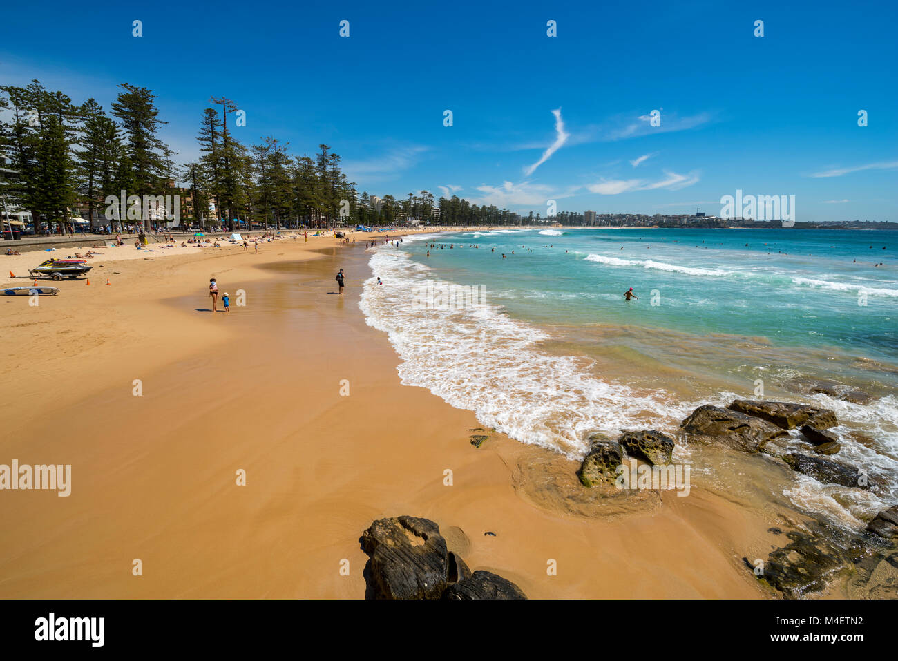 Manly Beach an einem Sommertag mit blauem Himmel, Sydney, Australien Stockfoto