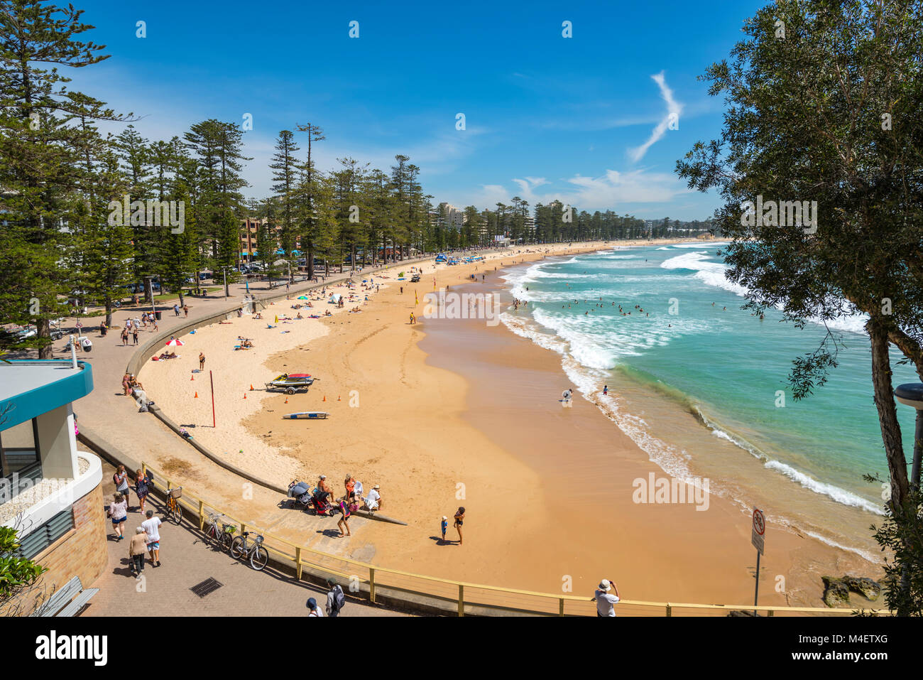 Manly Beach an einem Sommertag mit blauem Himmel, Sydney, Australien Stockfoto