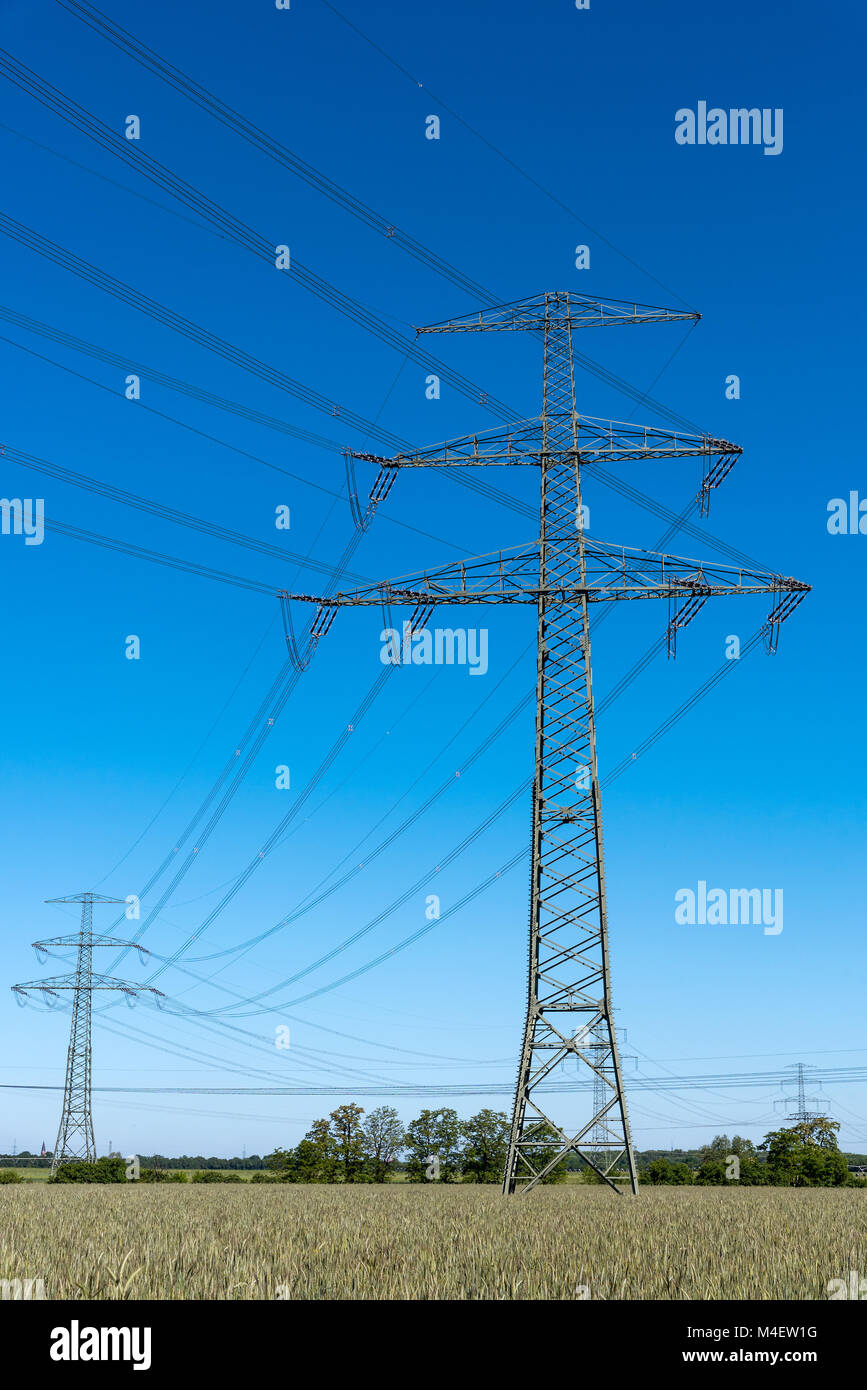 Stromleitungen im ländlichen Deutschland gesehen Stockfoto