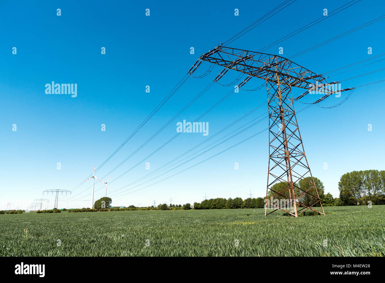 Fernmeldeturm mit Stromleitungen in Deutschland zu sehen Stockfoto