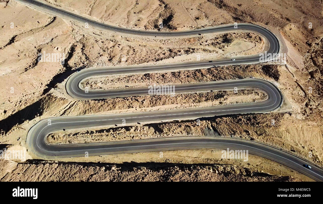 Wüste Straße - Luftbild von Datenverkehr, der eine Serpentine Mountain Road und nach unten Stockfoto