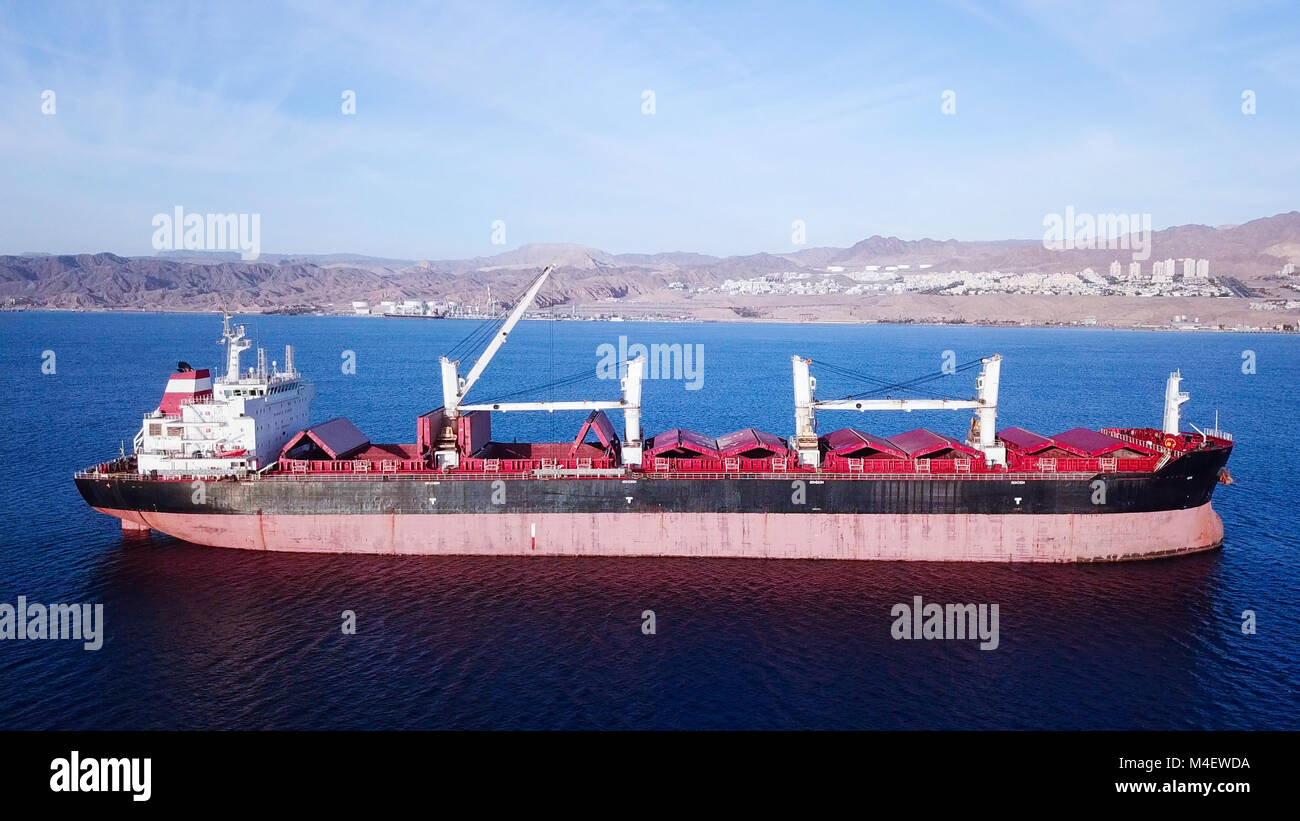 Große Bulk Carrier auf See - Luftbild Stockfoto
