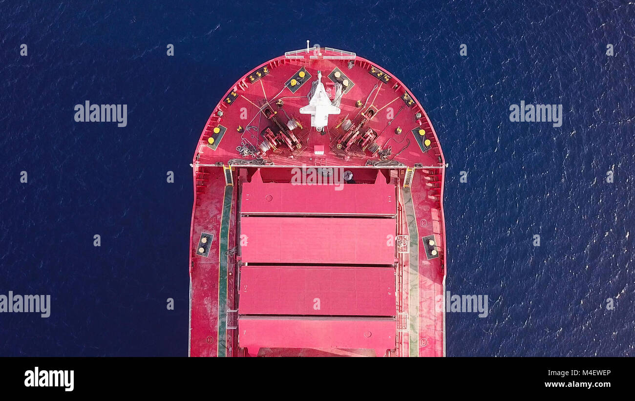 Große Bulk Carrier auf See - Luftbild Stockfoto