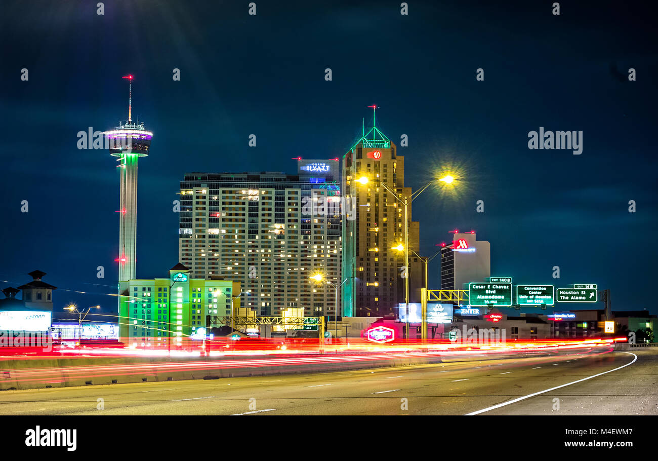 San antonio Texas Stadtbild Skyline und Verkehr pendeln bei Nacht Stockfoto