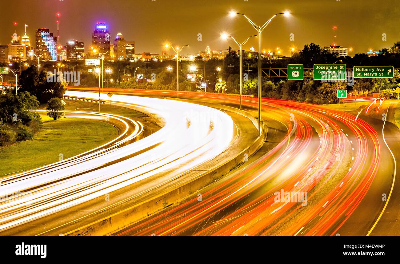 San antonio Texas Stadtbild Skyline und Verkehr pendeln bei Nacht Stockfoto