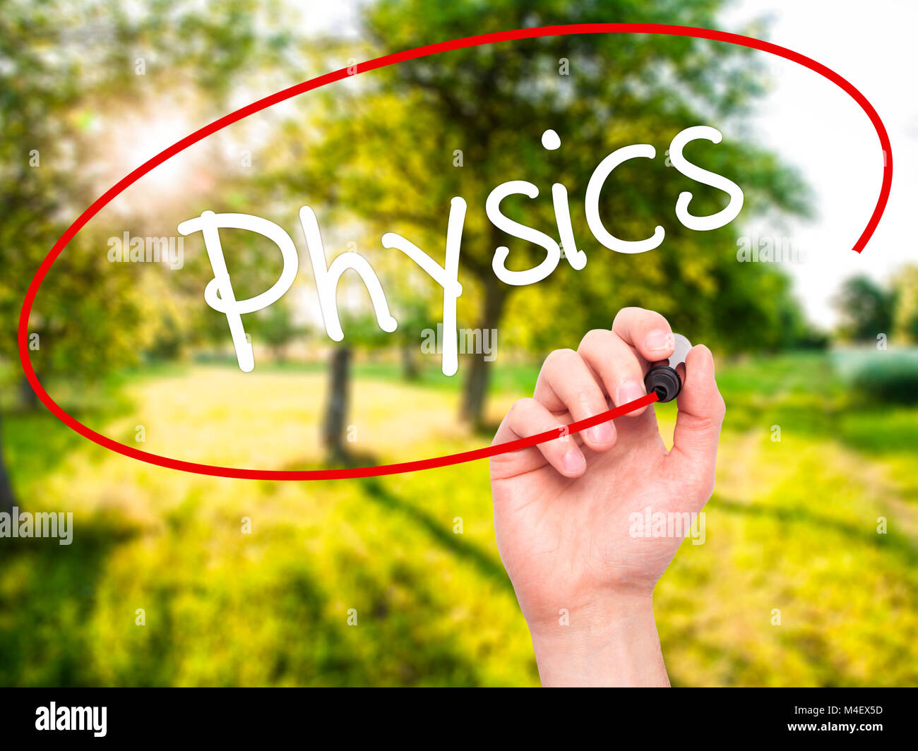 Mann Hand schreiben Physik mit schwarzem Marker auf visuelle Bildschirm Stockfoto