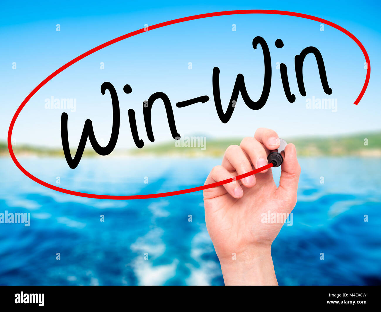 Mann Hand schreiben Win-Win mit schwarzem Marker auf visuelle Bildschirm. Stockfoto