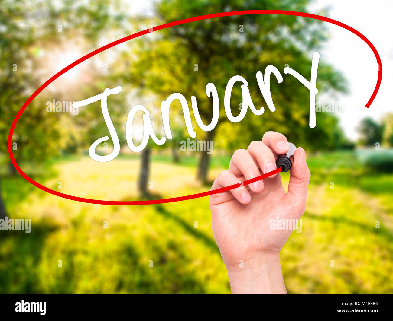 Mann Hand schreiben Januar mit schwarzem Marker auf visuelle Bildschirm Stockfoto