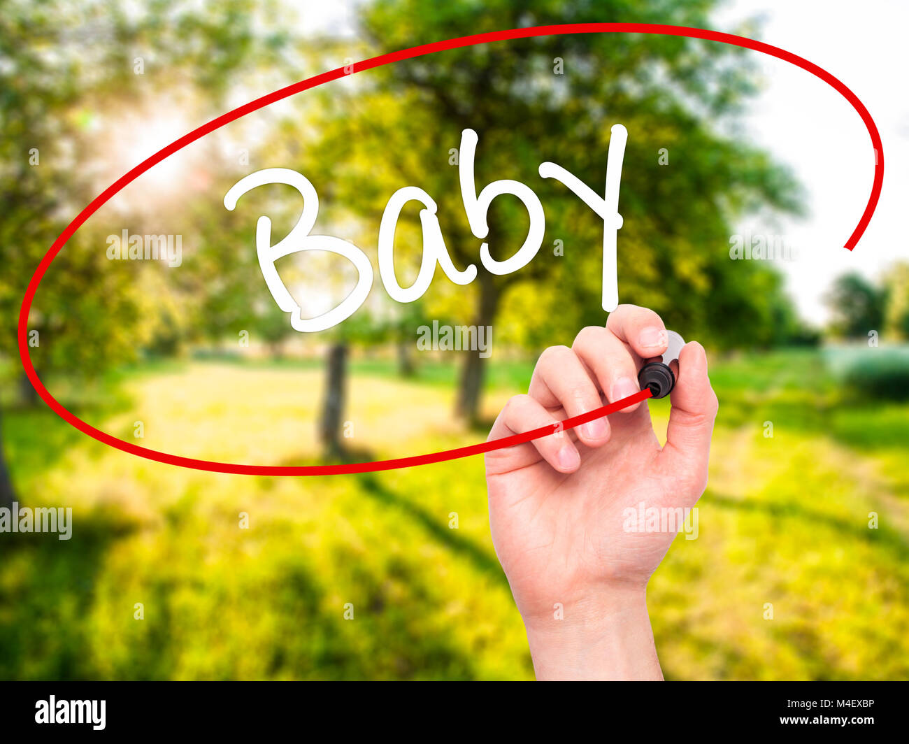 Mann Hand schreiben Baby mit schwarzem Marker auf visuelle Bildschirm Stockfoto