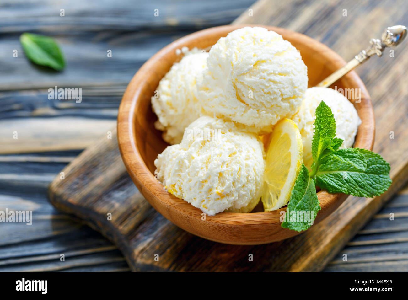 Hölzerne Schüssel mit hausgemachter Lemon Ice Cream. Stockfoto
