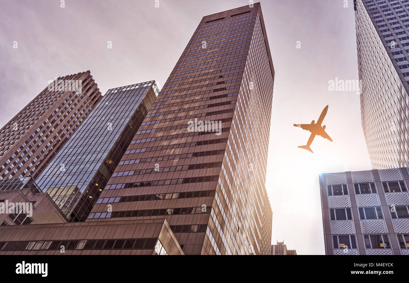 Flugzeug über Bürotürmen Stockfoto