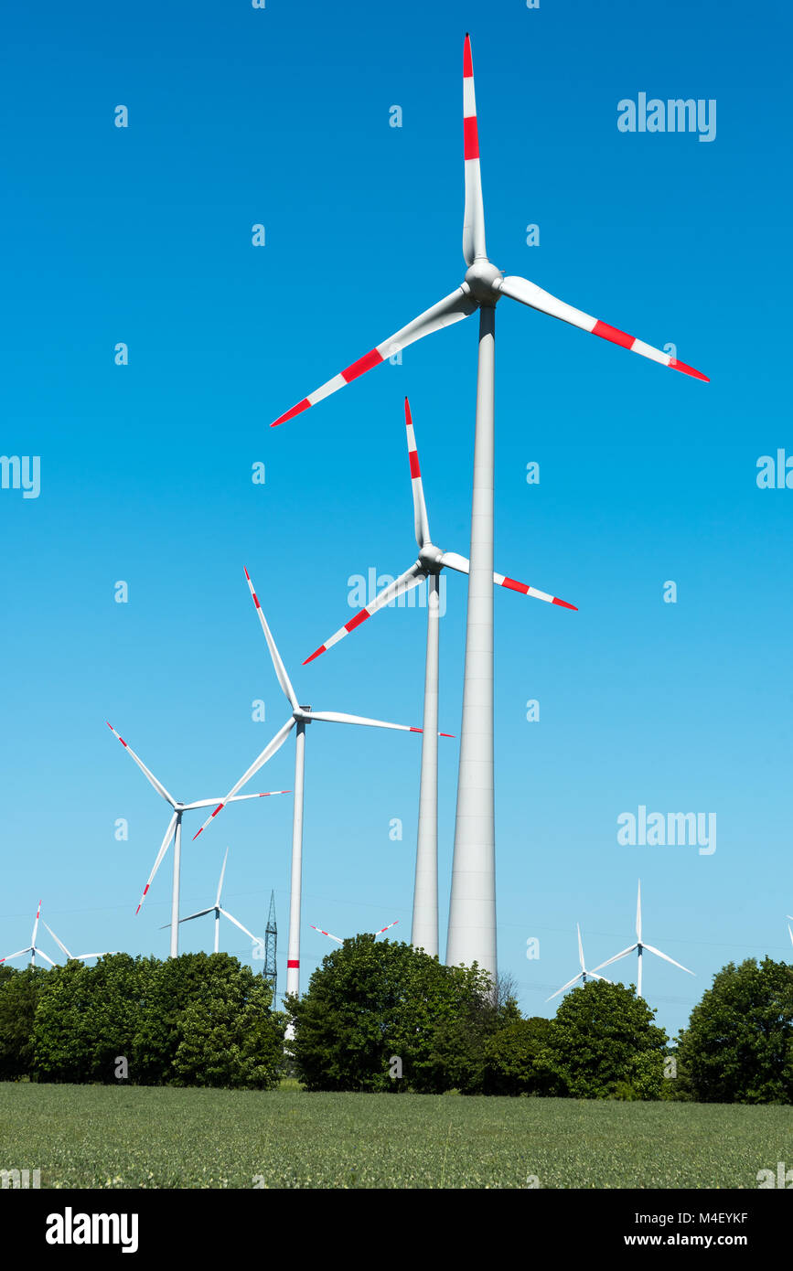 Windenergieanlage in ländlichen Deutschland gesehen Stockfoto