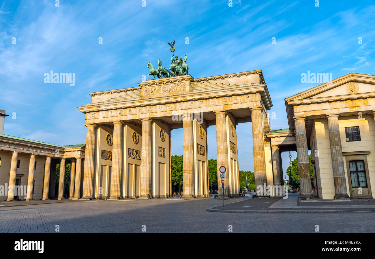 Das Brandenburger Tor in Berlin nach Sonnenaufgang Stockfoto