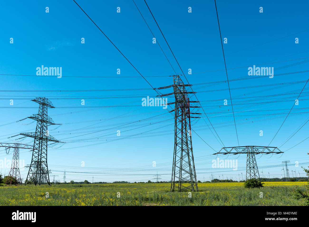 Sendemasten mit Stromleitungen in Deutschland gesehen Stockfoto