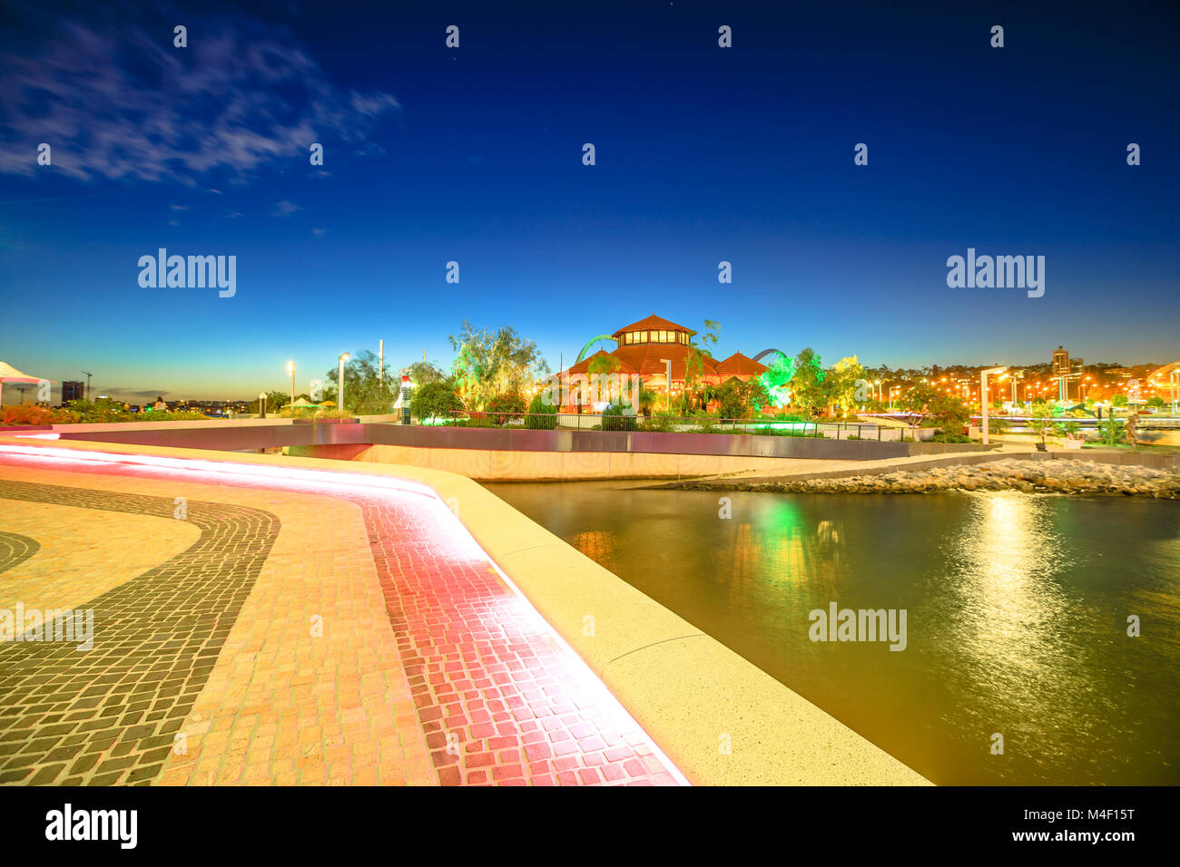 Gehweg mit Beleuchtung an der berühmten Touristenattraktion Elizabeth Quay Marina bei Nacht beleuchtet. Waterfront Stadtbild Perth, WA, Australien. Kopieren Sie Platz. Nacht Szene. Stockfoto