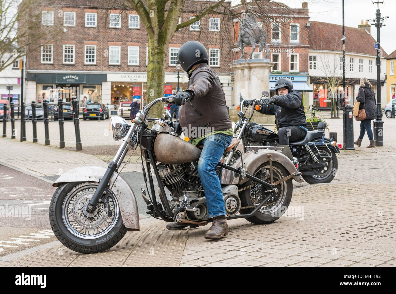 Zwei Männer mittleren Alters Reiten Harley Davidson Motorräder in England, Großbritannien. Harley Davidson Fahrräder. Stockfoto