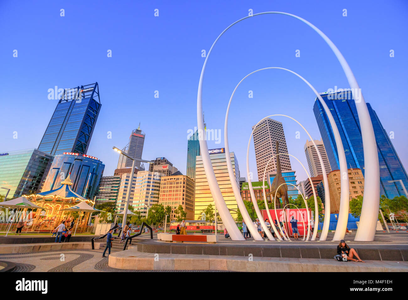 Perth, Australien - Jan 6, 2018: berühmte Sehenswürdigkeiten in Perth Downtown: Esplanade, Hochhäuser des Central Business District, Elizabeth Quay Karussell und Spanda Skulptur in Elizabeth Quay. Abendlicht. Stockfoto