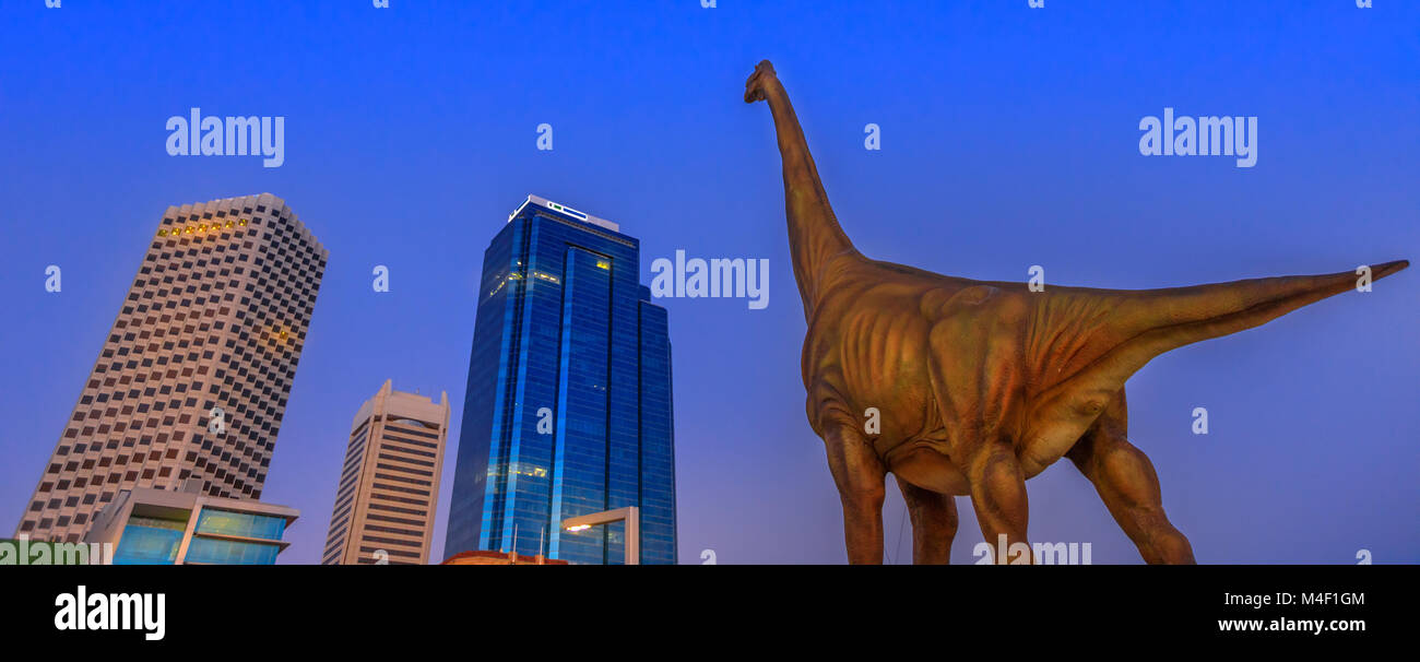 Perth, Australien - Jan 6, 2018: Panorama der Skyline von Perth Central Business District mit großen Dinosaurier Skulptur Ausstellung in Blaue Stunde in Elizabeth, Kai, Esplanade. Stockfoto