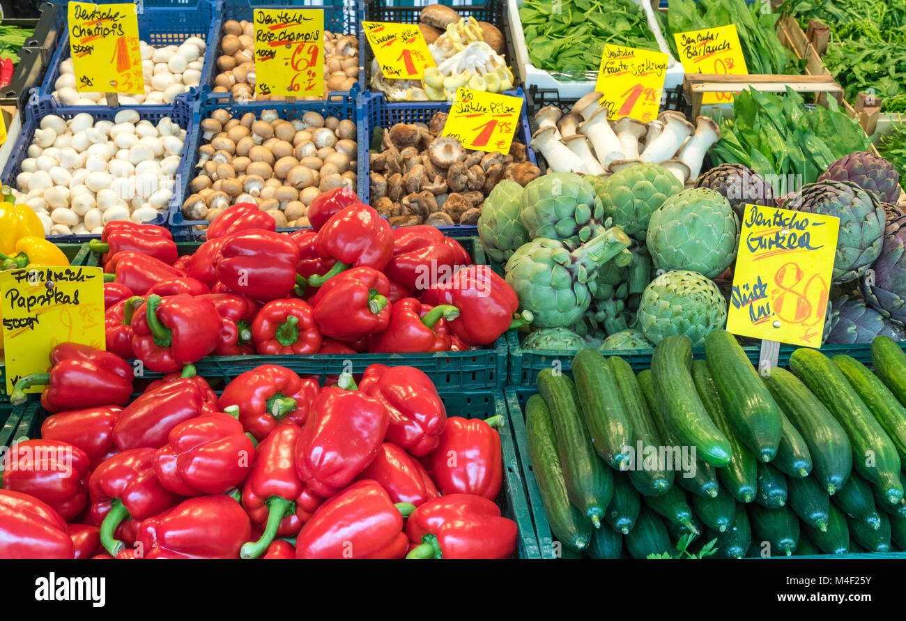 Paprika, Gurke und Artischocke zum Verkauf auf dem Markt Stockfoto