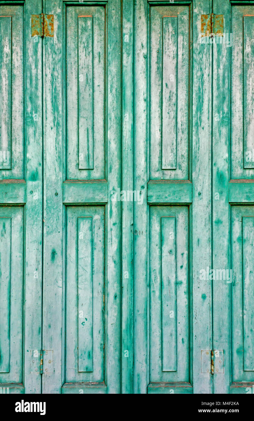 Close-up auf alten grünen Holz- geschlossenen Fensterläden Stockfoto
