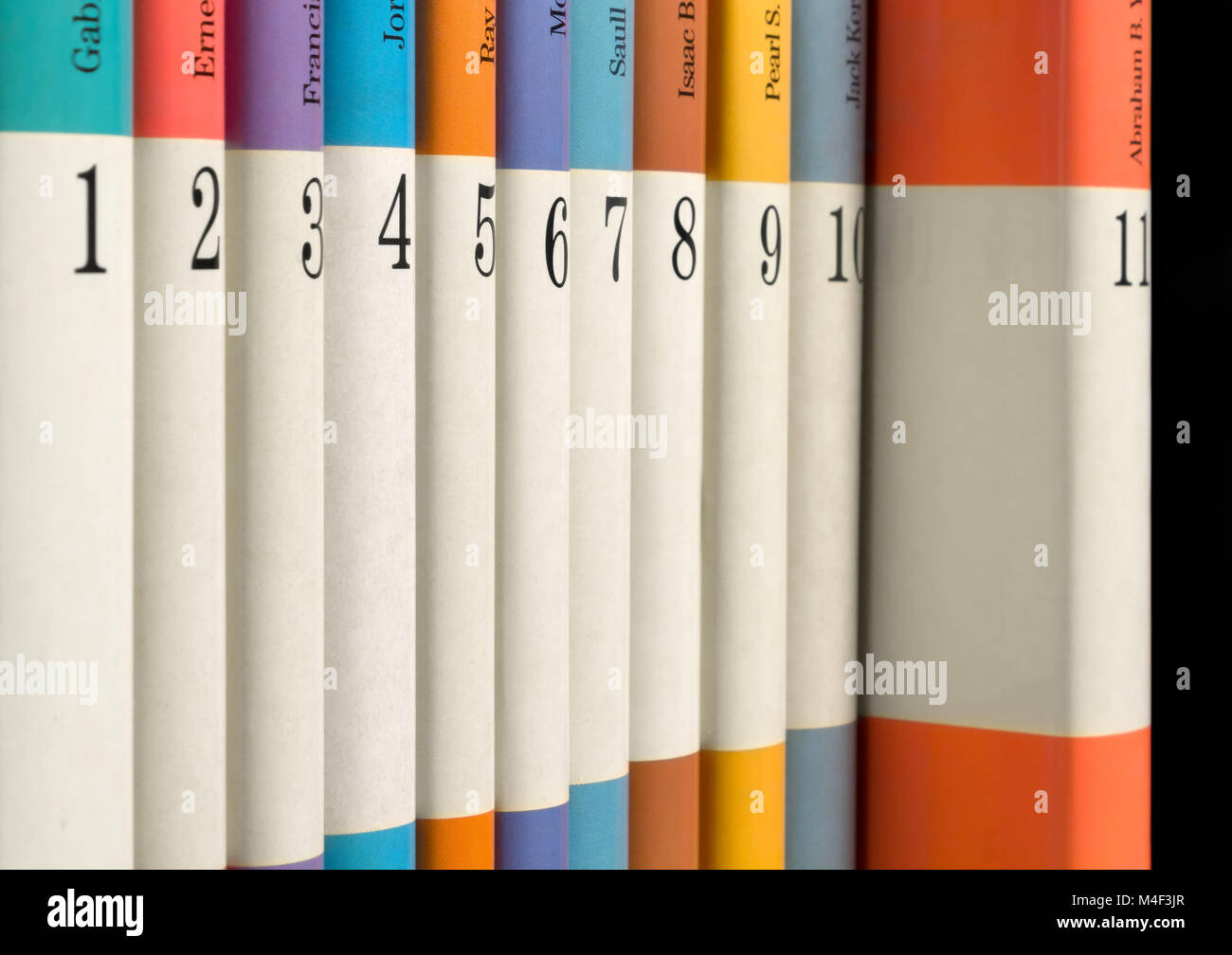 Elf nummerierte Bücher in einer Reihe Stockfoto