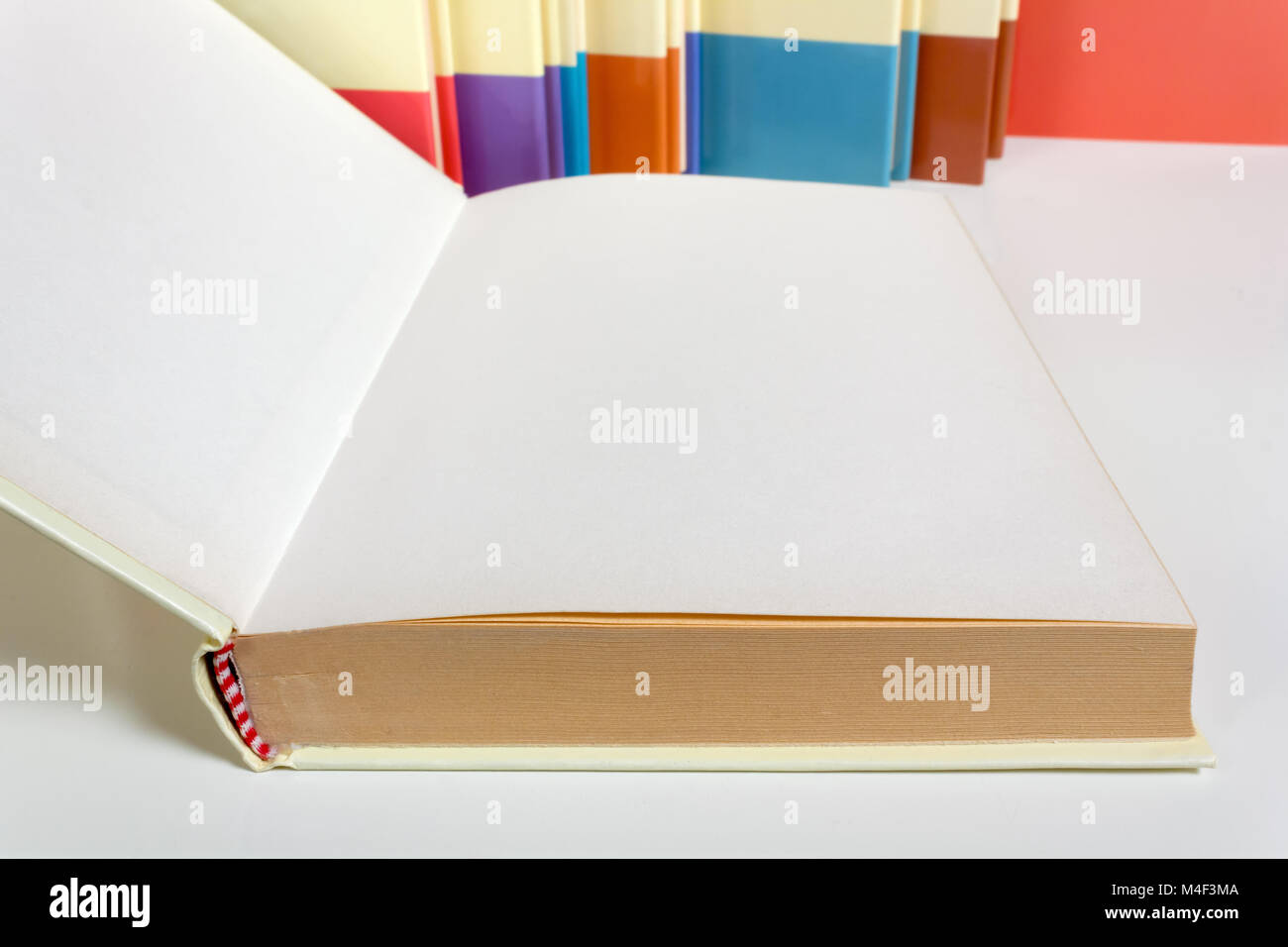 Buchen Sie geöffnet auf eine leere Seite von anderen ähnliche Bücher umgeben Stockfoto
