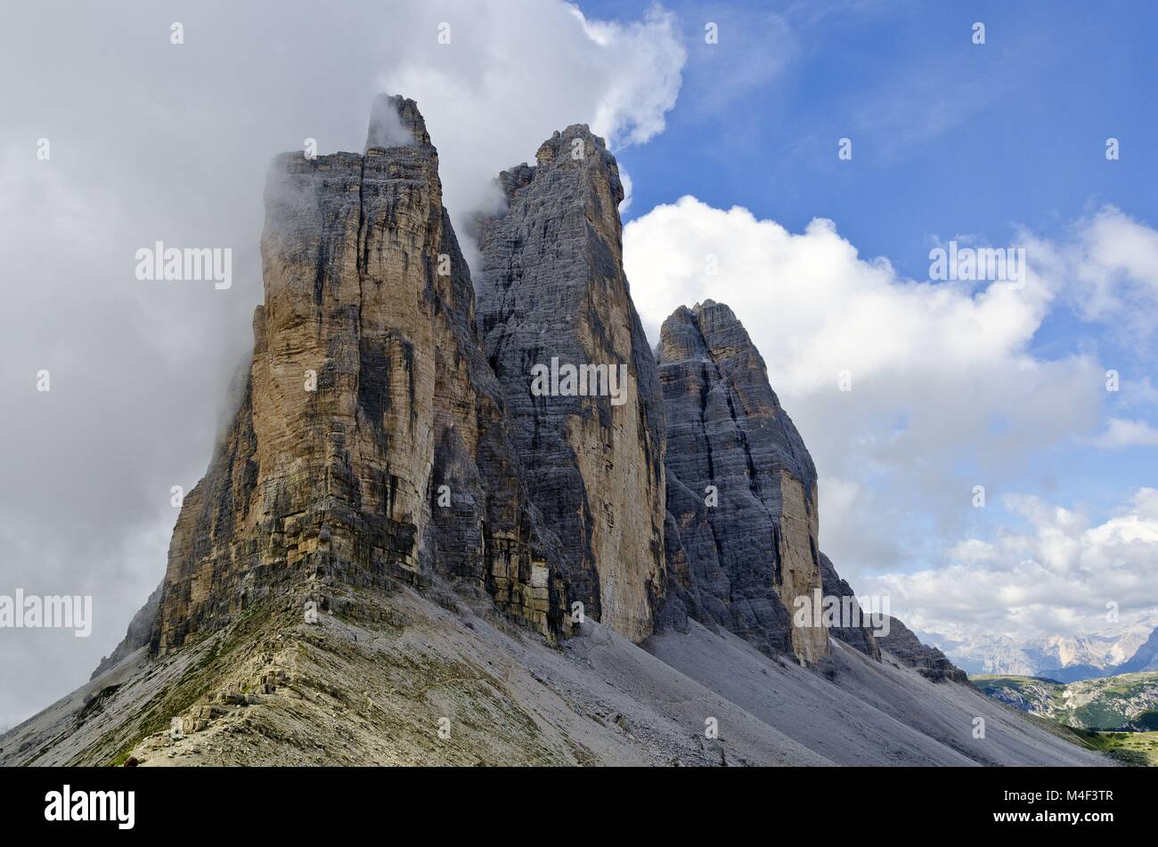 Wolken hinter Drei Zinnen von Lavaredo Stockfoto