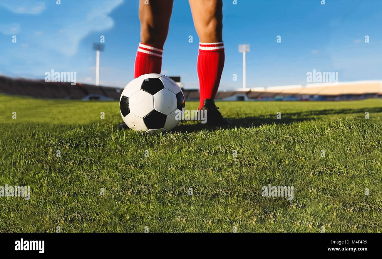 Fußball oder Football Spieler mit Ball auf dem Feld für Kick, die Fußball im Fußball Stadion Stockfoto
