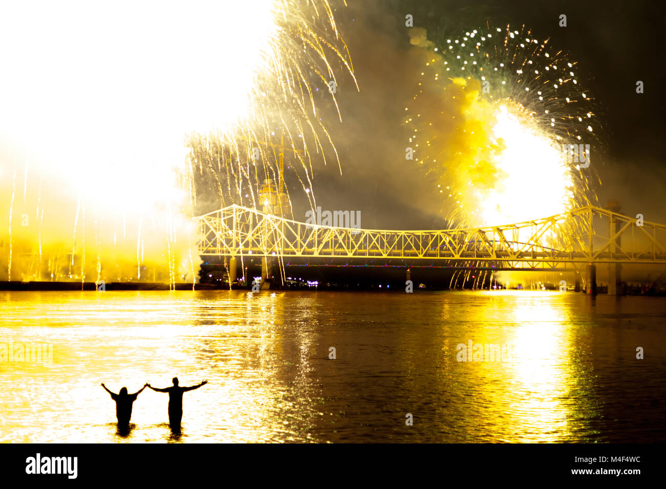 Louisville, Kentucky, USA - 18. April 2015 Donner über Louisville ist eine Flugschau und Feuerwerk Teil des Kentucky Derby Festival. Stockfoto
