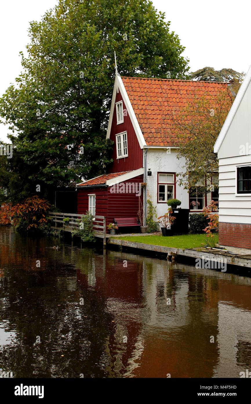 Dutch canal Häuser mit Reflexion über Wasser - De Rijp, Niederlande Stockfoto