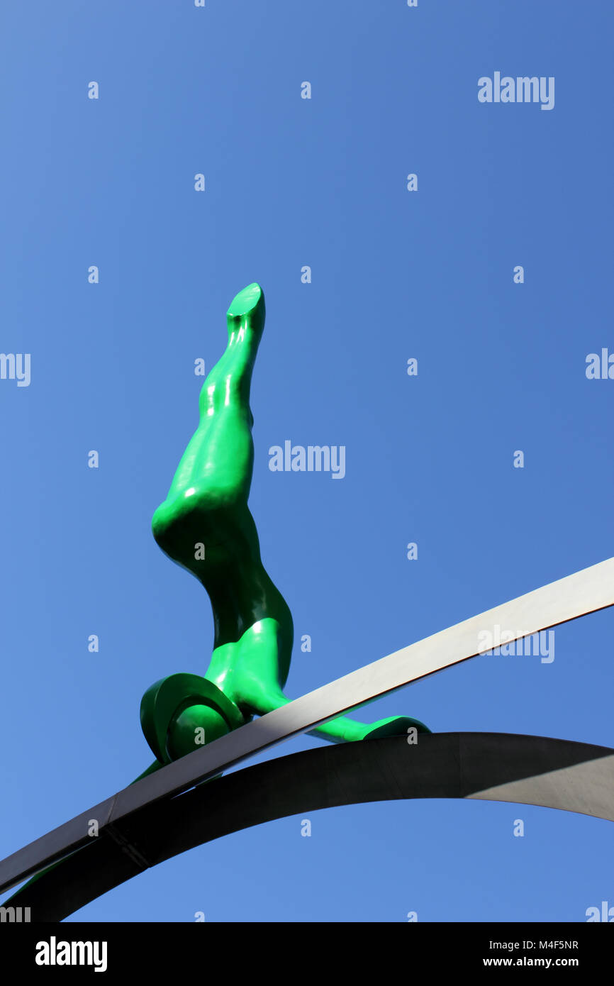 Aufrechter Blick auf grüne Spofforth sculpted Abbildung gegen deep blue sky Stockfoto