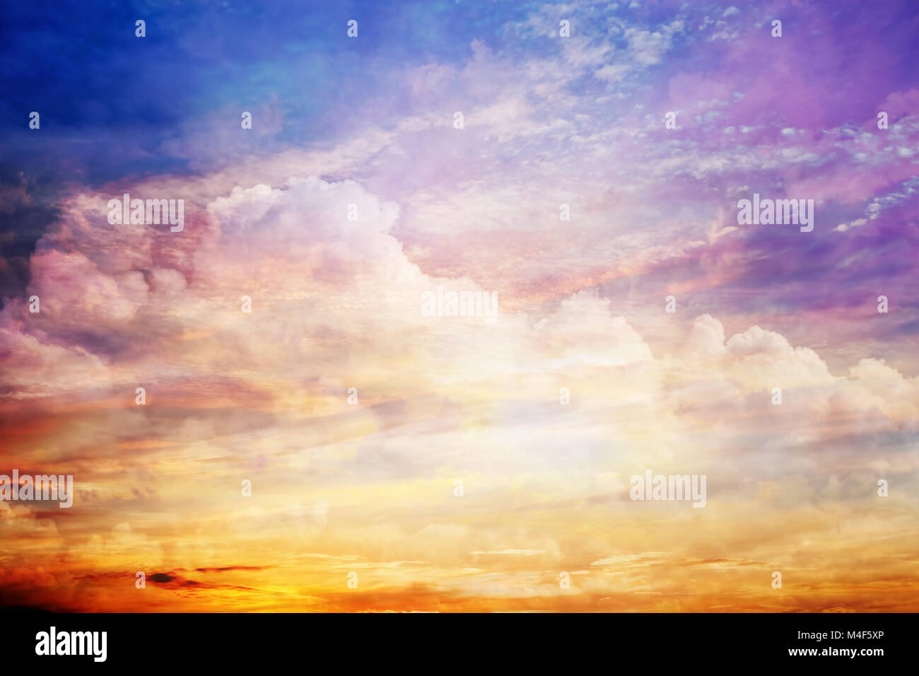 Fantasy Sonnenuntergang Himmel mit Wolken und Sonne Licht. Stockfoto