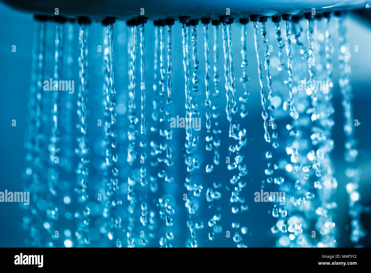 Klares Wasser aus einer Dusche. Stockfoto