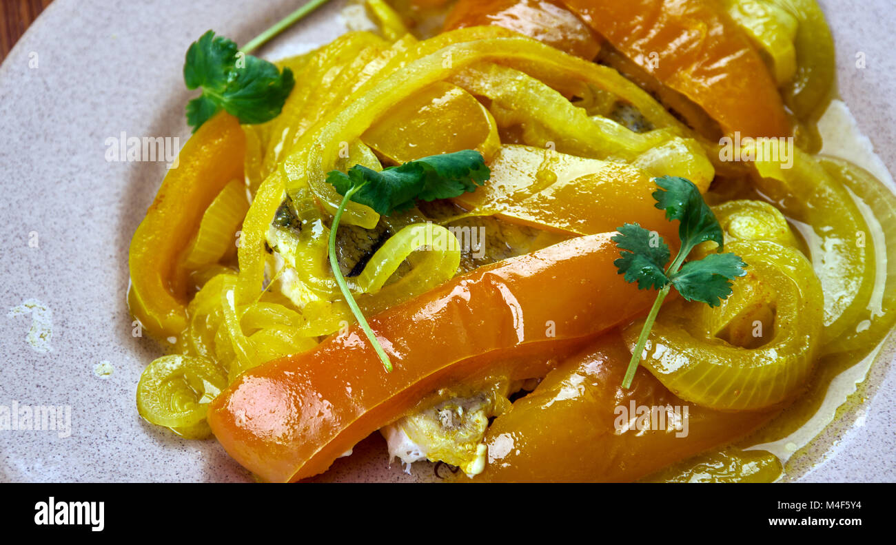 Portugiesische Küche - Atum de cebolada, Traditionelle portugiesische Gerichte, Ansicht von oben. Stockfoto