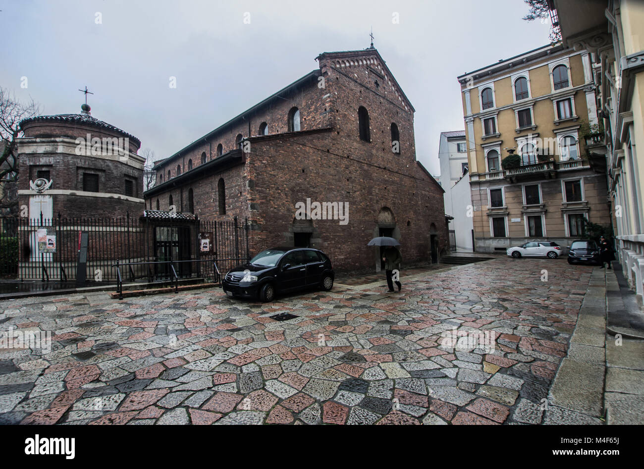 Ein kleines Quadrat, in dem die älteste Basilika ein Vincenzo in Prato" von Mailand, Italien Stockfoto