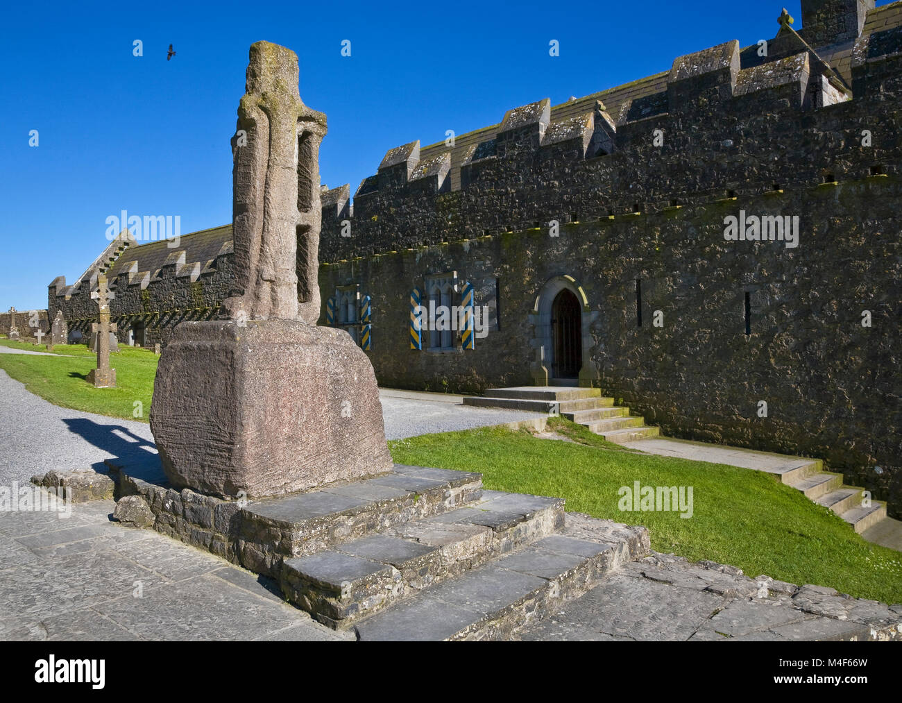 Reste des 12. Jahrhunderts (Lateinisch) hohes Kreuz von St. Patrick, Rock Of Cashel, County Tipperary, Irland Stockfoto