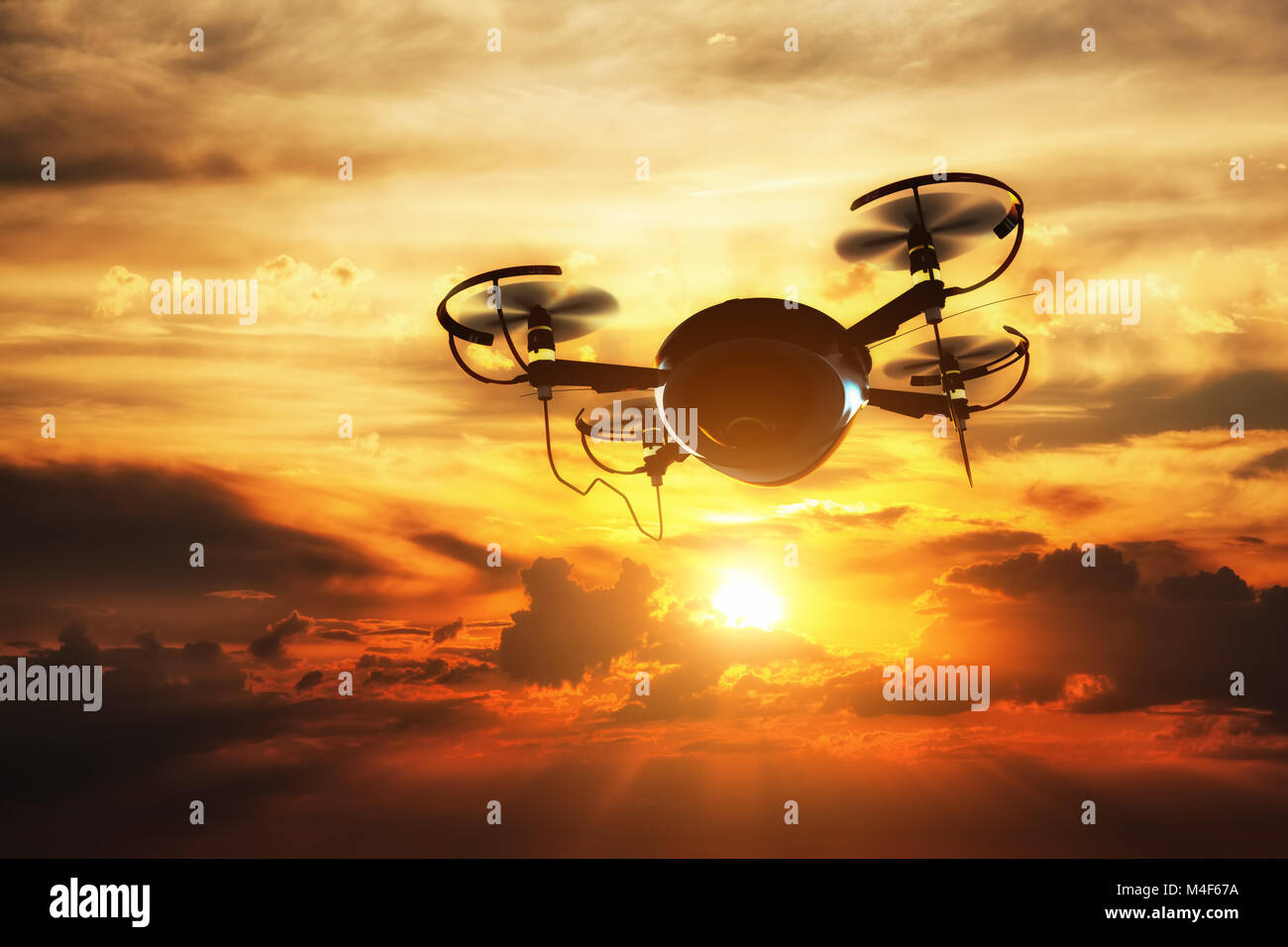 Drohne fliegen bei Sonnenuntergang. Sonne scheint, auf dramatische Himmel. Stockfoto