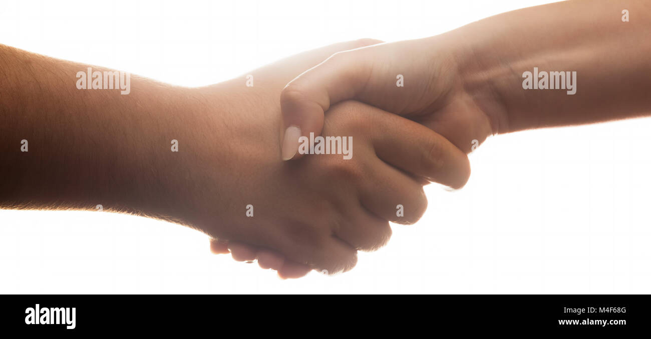 Candid Handshake auf weißem Hintergrund. Starkes Gegenlicht Stockfoto