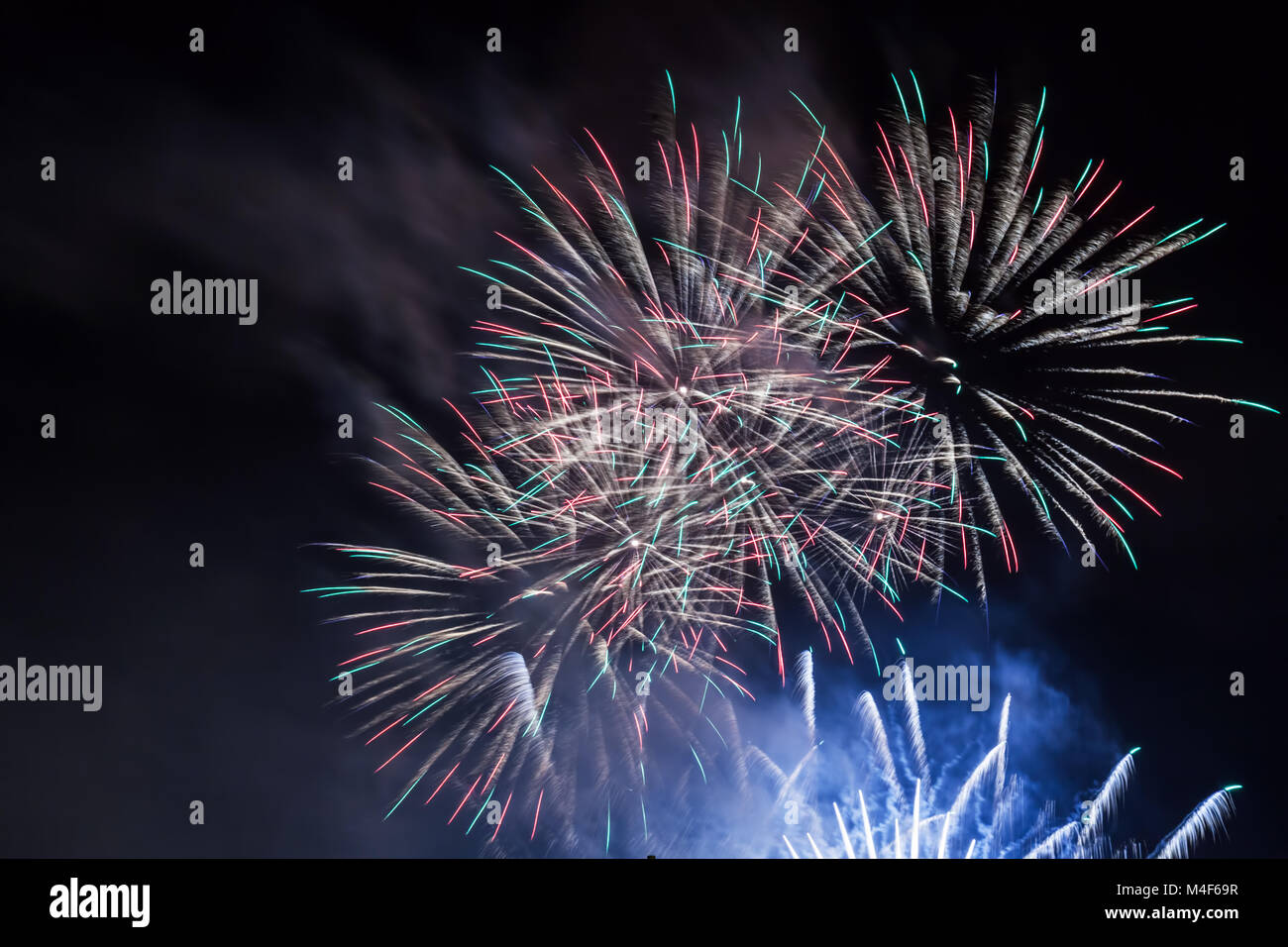 Spektakuläre Feuerwerk leuchtet der Himmel. Neues Jahr feier. Stockfoto
