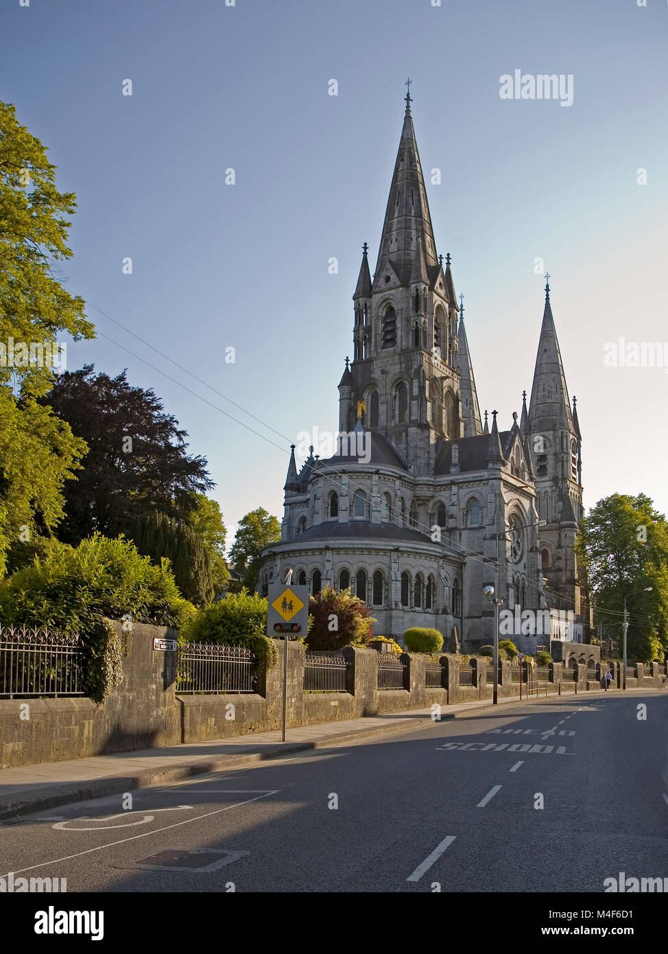 Saint Fin Barre Gothic Revival 3-Turm der Kathedrale, Cork City, Irland Stockfoto
