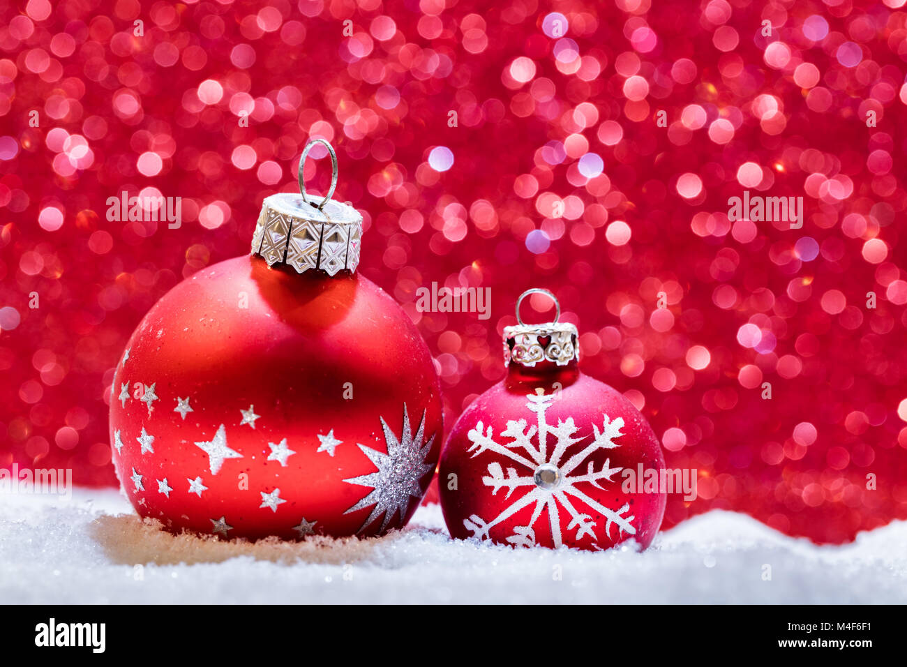 Weihnachten Kugeln aus Glas im Schnee. Glitzer Hintergrund Stockfoto