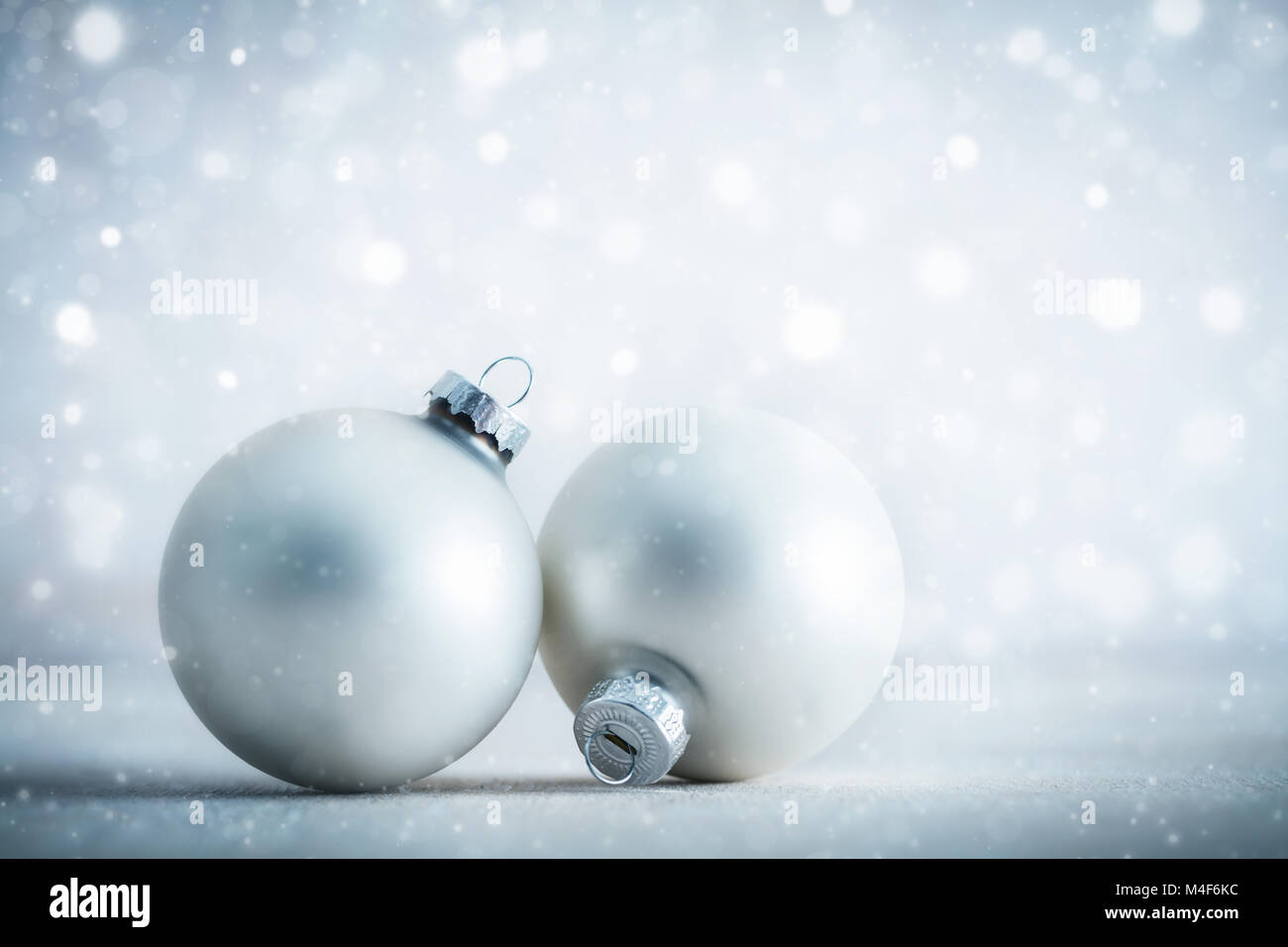 Weihnachten Kugeln aus Glas Dekoration auf frostigen Glitzer Hintergrund Stockfoto