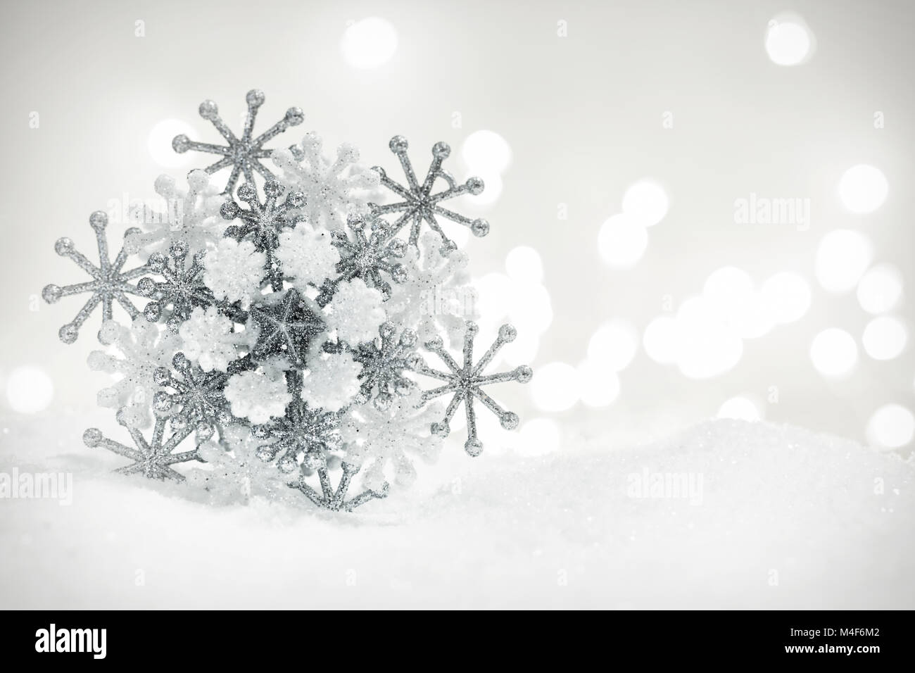 Winter Schneeflocke Dekoration auf Glitzer Hintergrund. Stockfoto