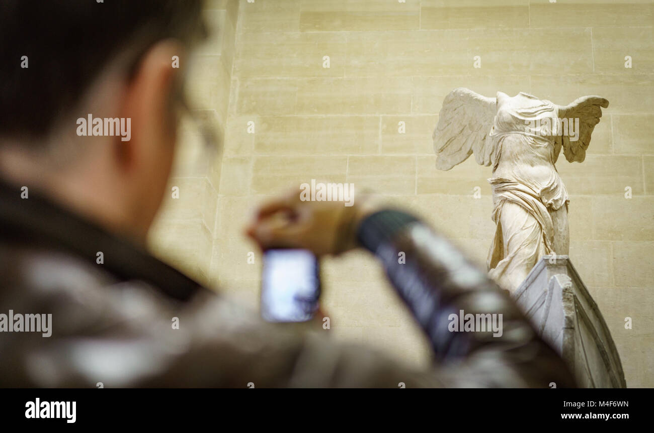 PARIS - 16. Mai: Unidentified tourist Fotos zu Venus von Milo im Louvre Museum am 16. Mai 2015 Paris, Frankreich. Louvre ist das größte Museum in Paris Stockfoto