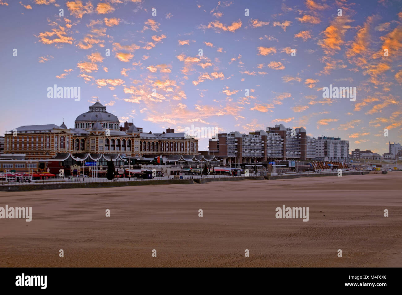 Strand von Scheveningen in den Niederlanden bei Sonnenuntergang Stockfoto